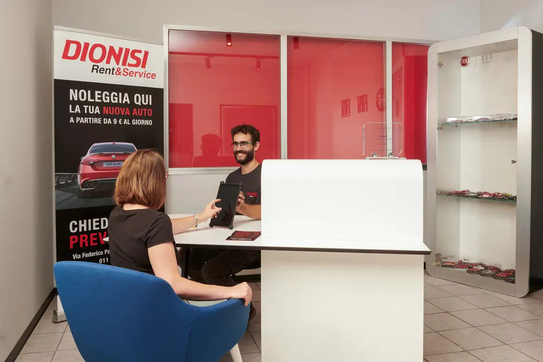 Accoglienza clienti al banco Dionisi Rent&Service · Dionisi Rent&Service · dionisigroup.it
