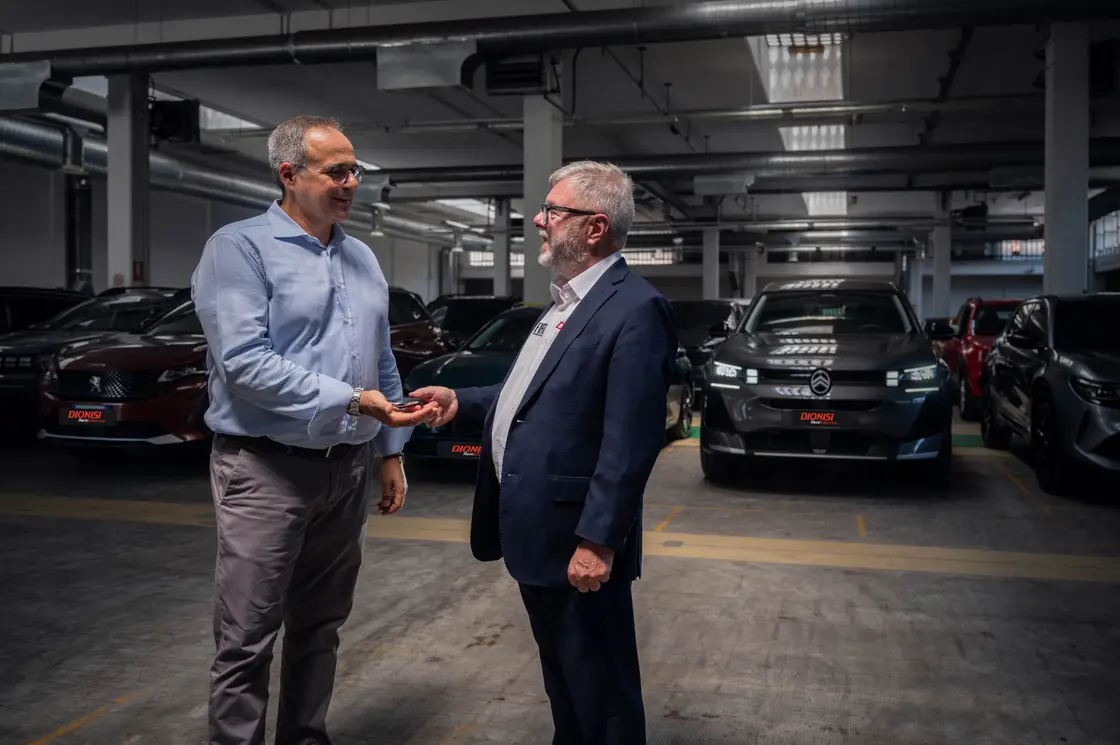 Passaggio delle chiavi per la vendita di un’auto Dionisi · Dionisi Rent&Service · dionisigroup.it
