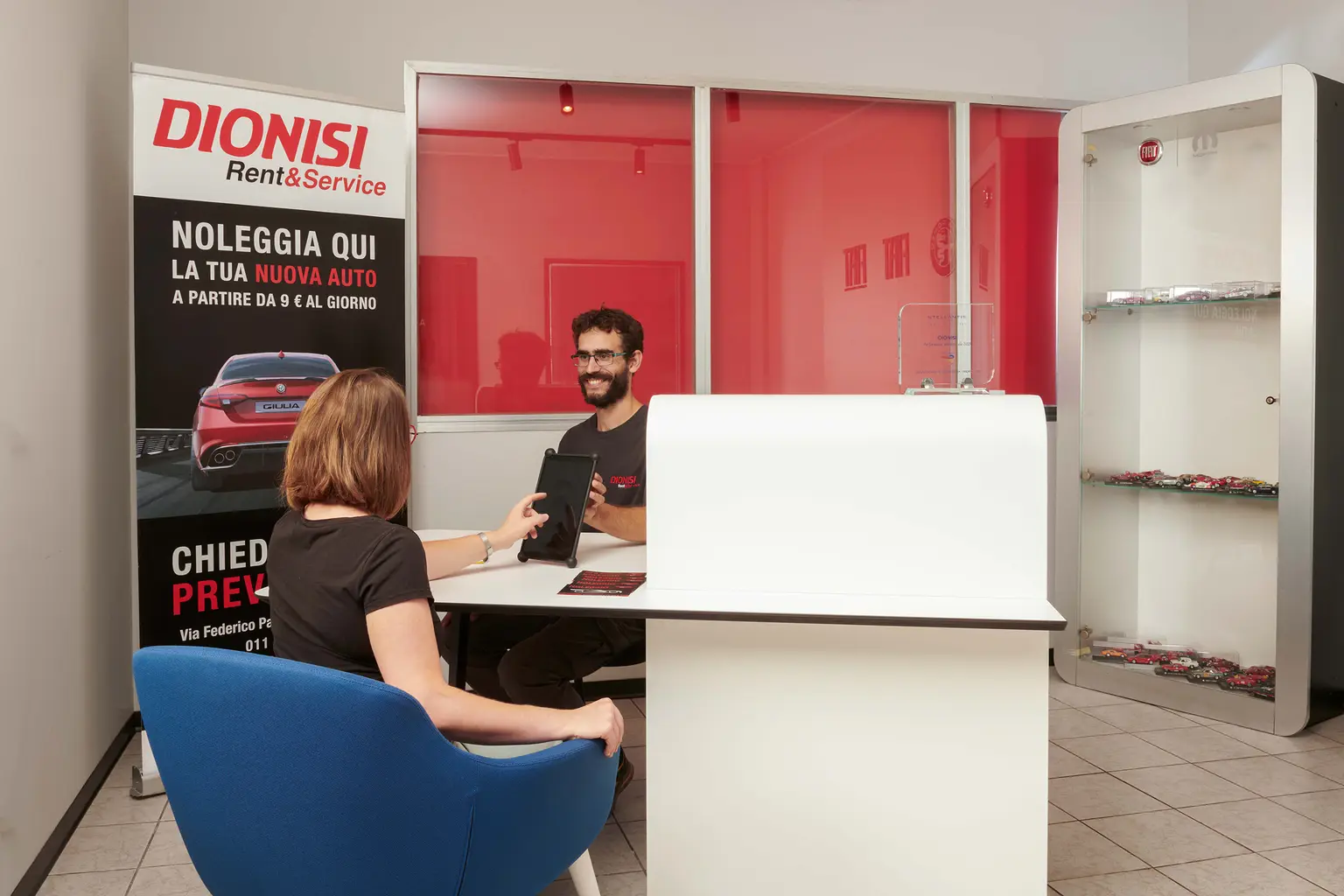 Accoglienza clienti al banco Dionisi Rent&Service · Dionisi Rent&Service · dionisigroup.it