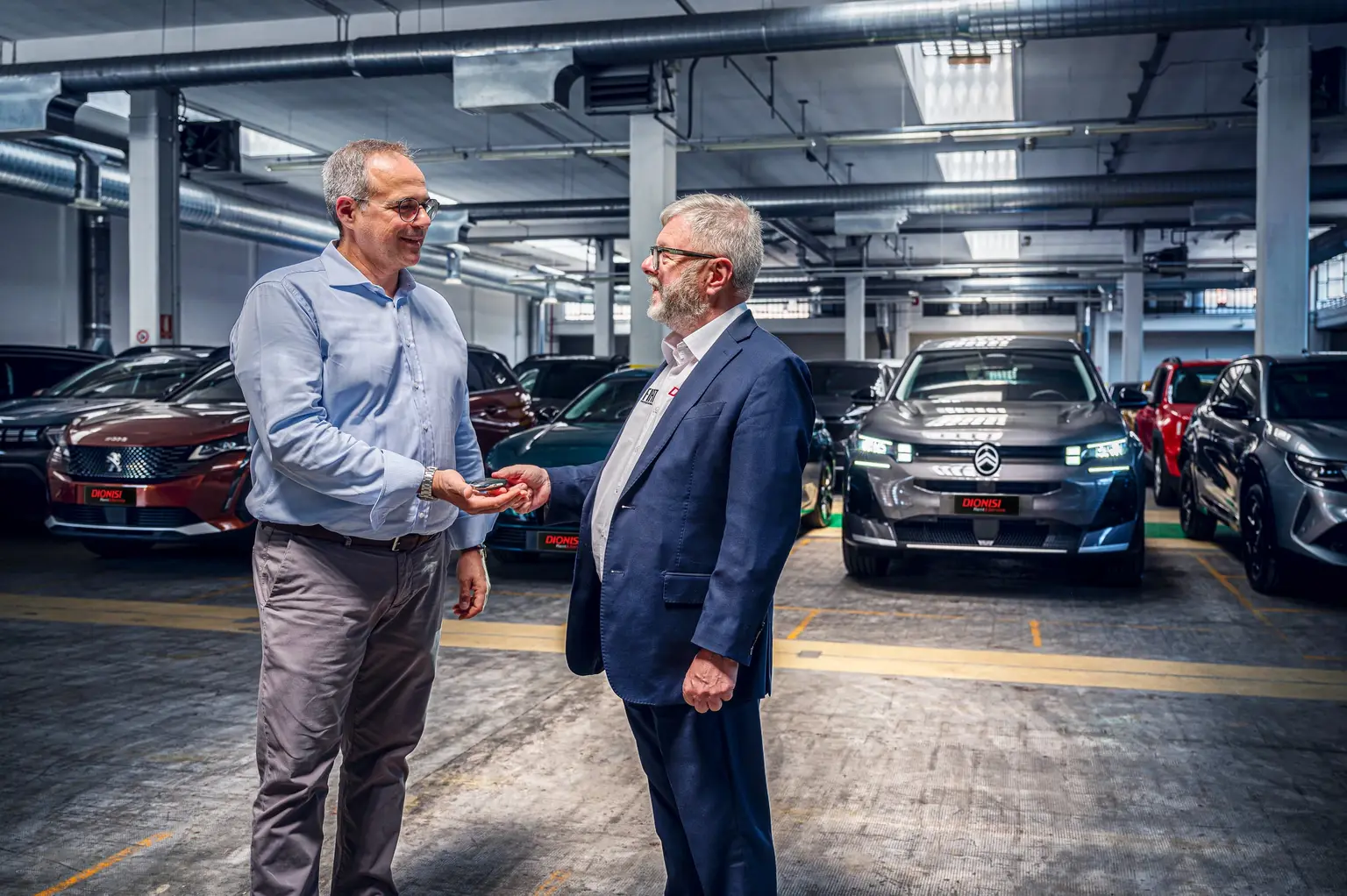 Passaggio delle chiavi per la vendita di un’auto Dionisi · Dionisi Rent&Service · dionisigroup.it
