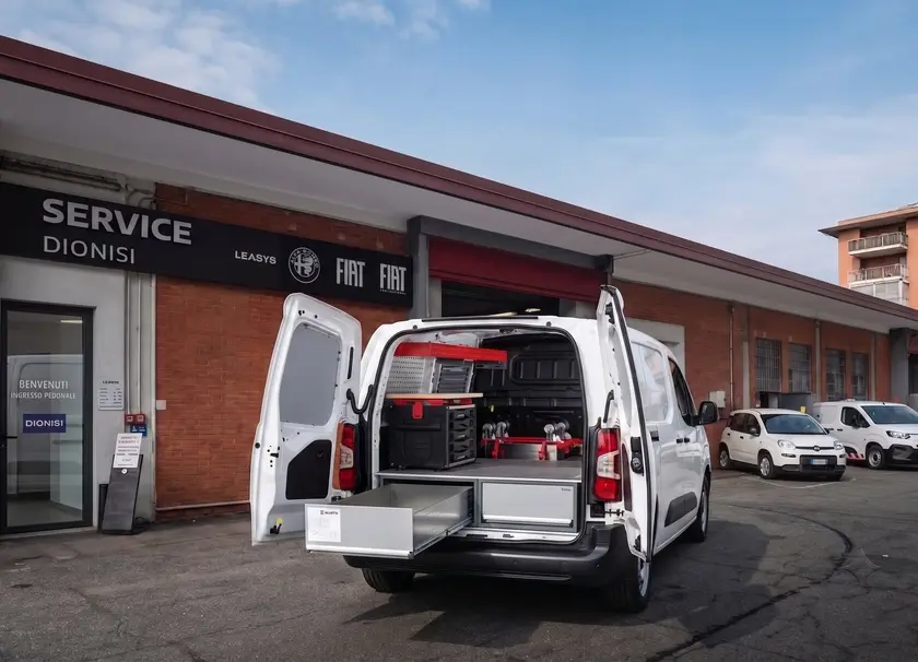 Un veicolo commerciale allestito davanti all’ingresso Service Dionisi · Dionisi Rent&Service · dionisigroup.it